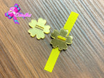 PL0004 - Pasa Listón Acrílico de 2,5cm x 2,5cm - Flor Dorada (Abertura 1 cm)