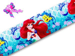 Barrotado Impreso con personajes Disney – Sirenita, Ariel, Fondo Azul Mar, Flounder, Princesa, Flores Moradas,
